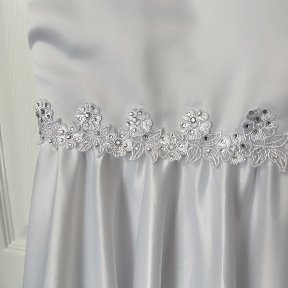 Elegant White Floral Kids Formal Dress - Picture 11 of 16